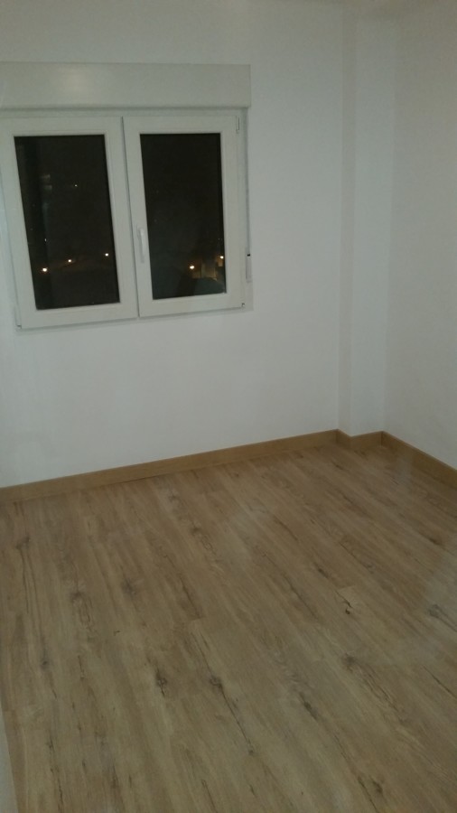 Alisado de paredes ,pintura y colocación te suelo laminado.