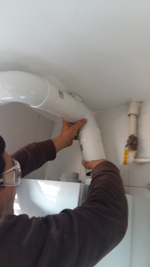 montaje de caldera poniendo salida de humos 