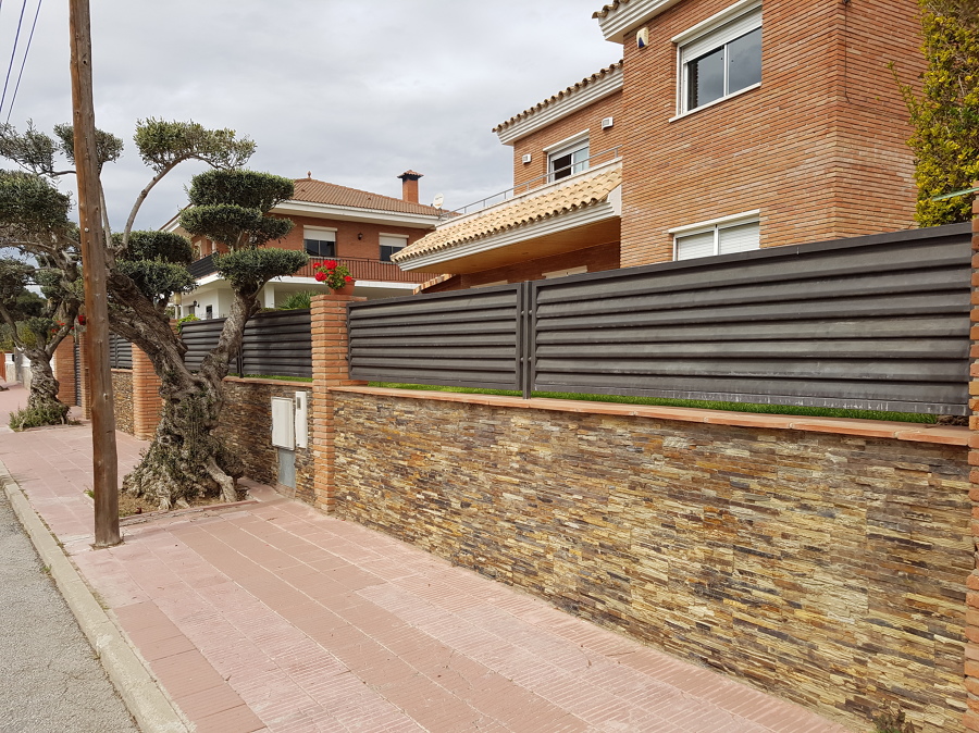 Fachada con piedra natural.