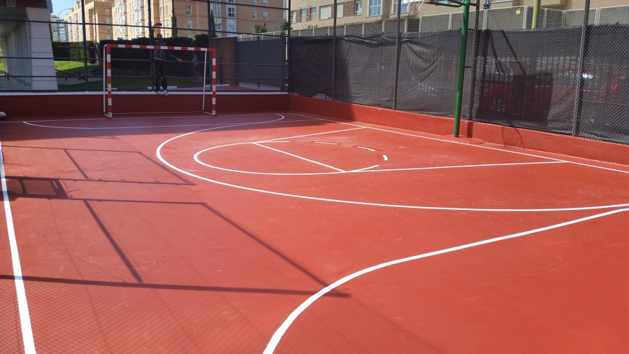 Cancha de fútbol sala y baloncesto ya pintada en comunidad de vecinos.