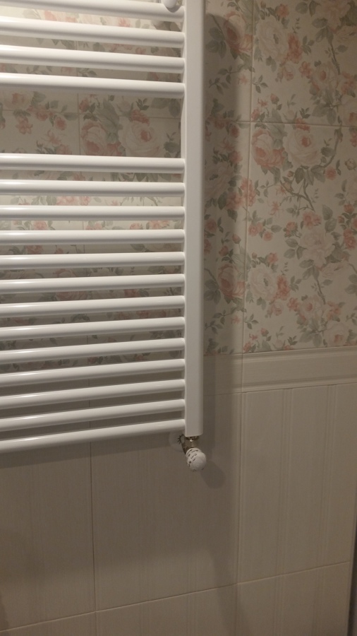 Radiador en cuarto de baño