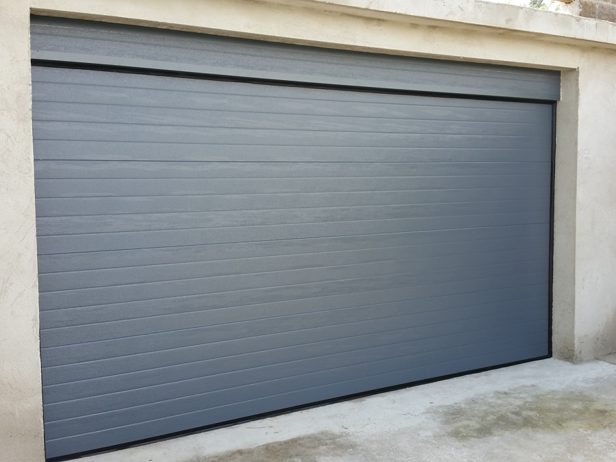 Puerta seccional en panel acanalado rugoso (woodgrain)