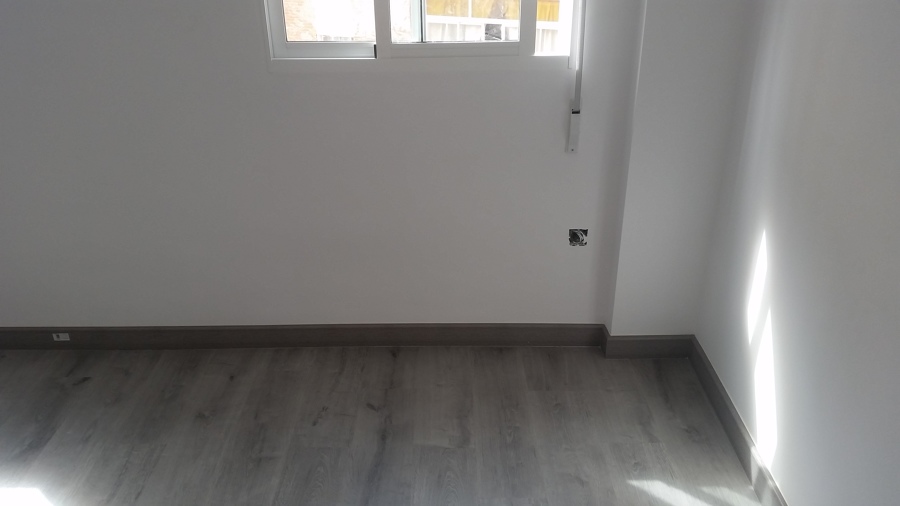 Alisado de paredes ,pintura y colocación te suelo laminado.