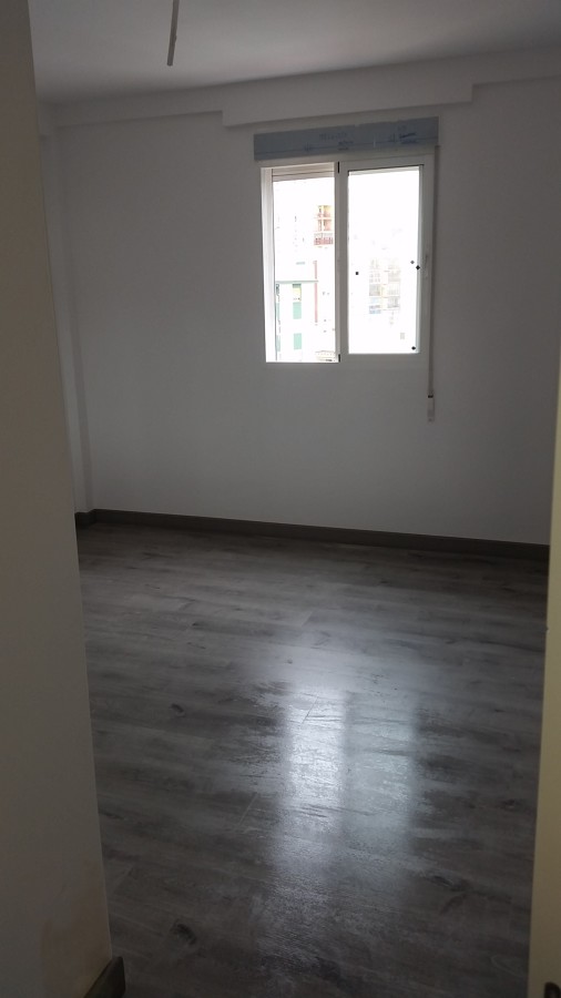 Alisado de paredes ,pintura y colocación te suelo laminado.