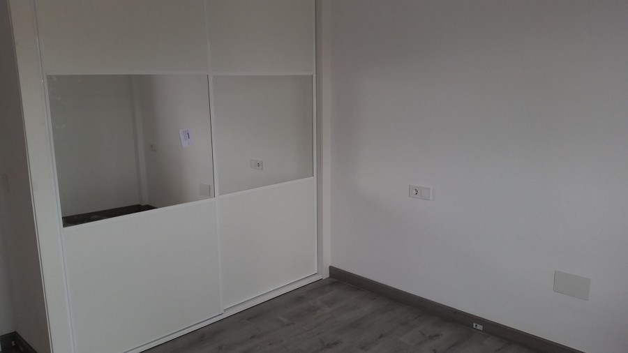 Alisado de paredes ,pintura y colocación te suelo laminado y armario empotrado.