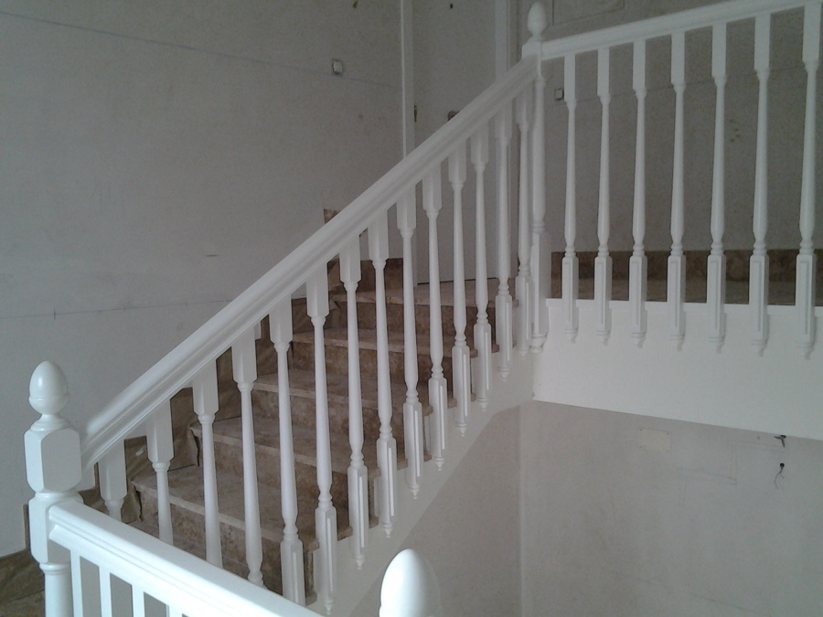 Barandilla torneada lacada en blanco.