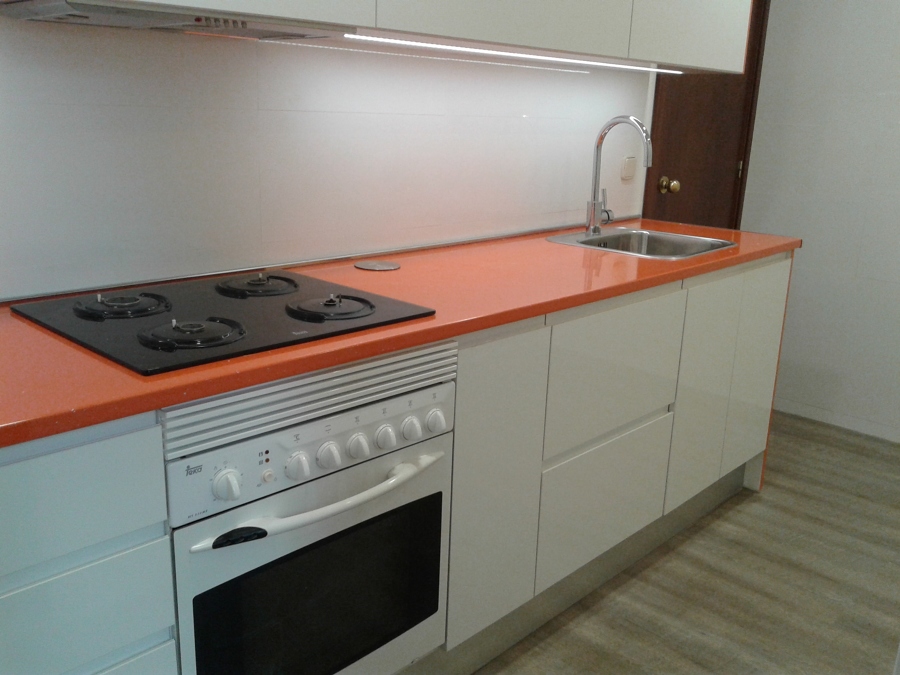 encimera de formica naranja