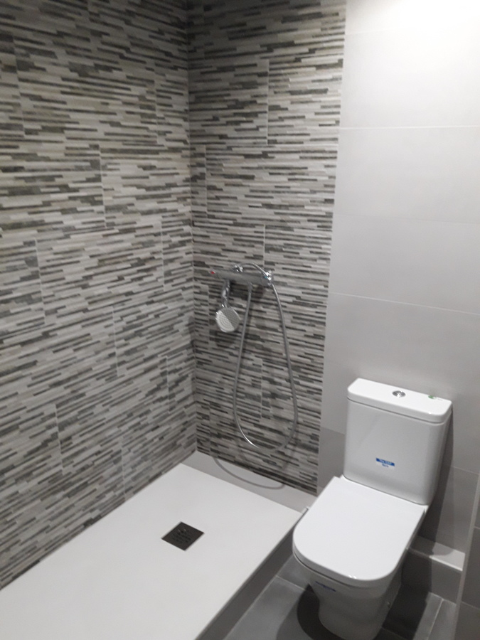 Aseo con plato de ducha de resina