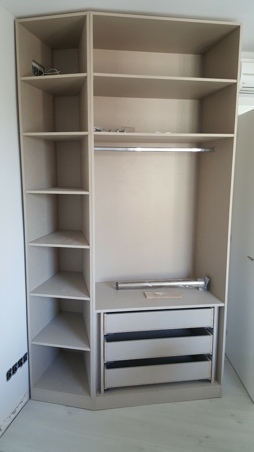 Armario a medida forma de la pared