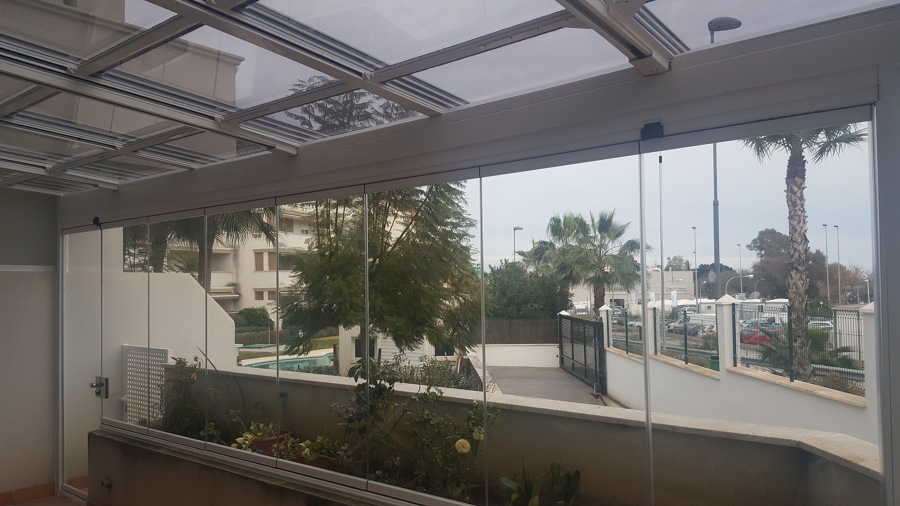 Techo móvil y cortinas de cristal 