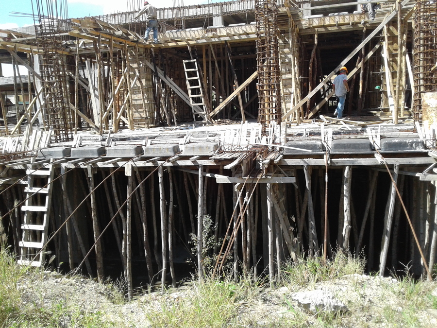 colocacion de encofrado de madera y refuerzo metálico