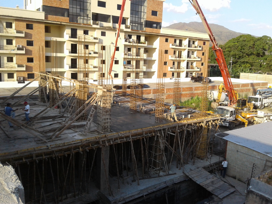 colocacion de encofrado de madera y refuerzo metálico