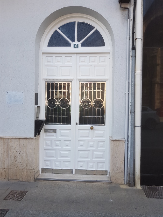 Decapado y esmaltado de puerta.