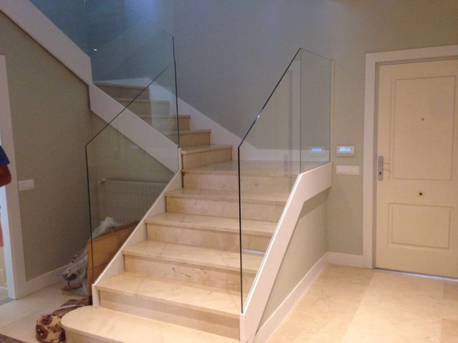 ESCALERA CON BARANDILLA EN CRISTAL TEMPLADO