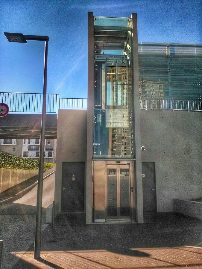 ESTRUCTURA DE CRISTAL + ASCENSOR PANORÁMICO