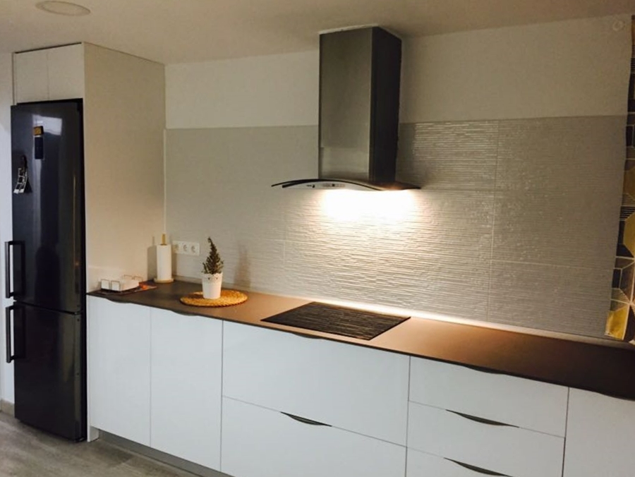 Cocina formica alto brillo + neolith acabado cemento