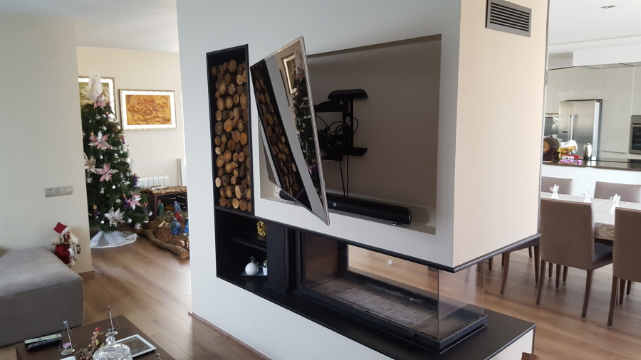 Colocación de chimenea central con televisión empotrada