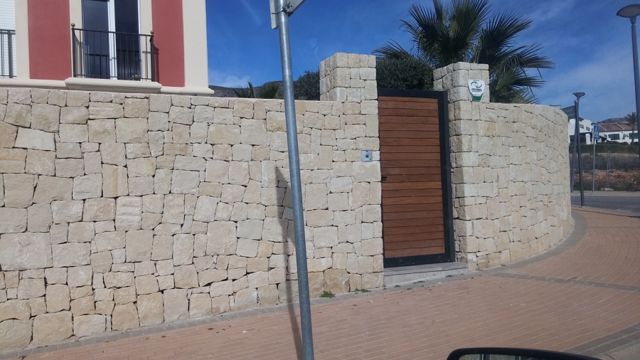 muro de piedra natural