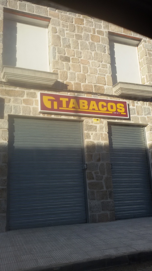 local comercial chapado piedra musgo