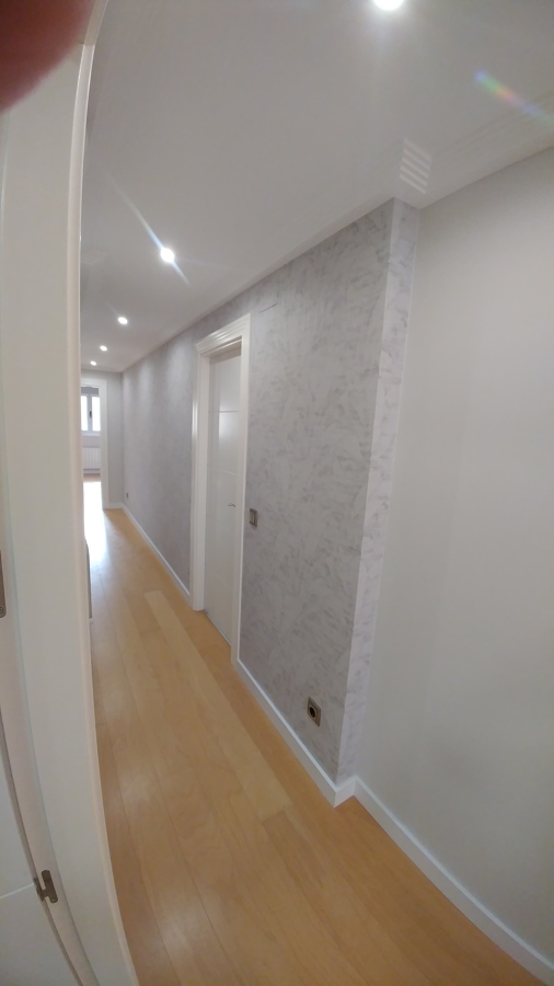 Pasillo papel pintura rodapié.