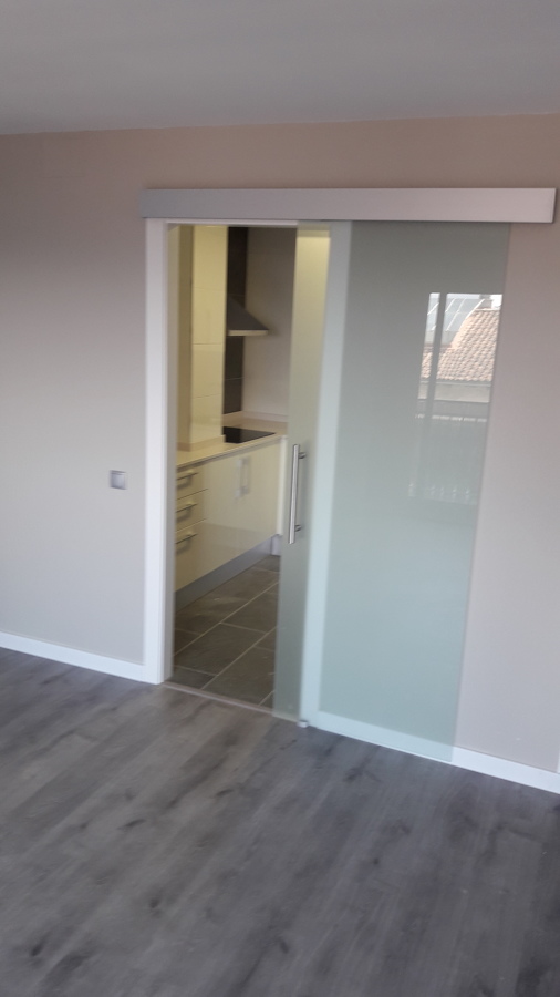 Cocina con acceso directo a comedor