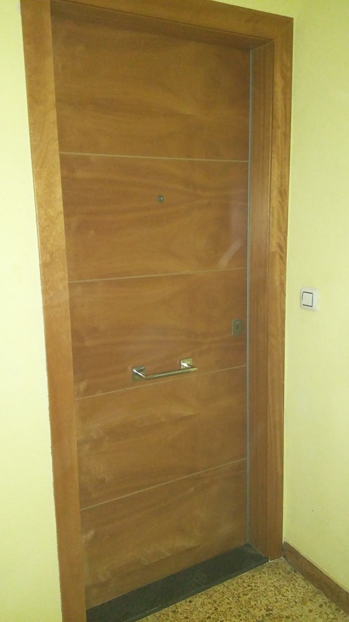 Puerta blindada cedro veta atraves 4 ranuras 