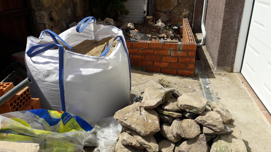 Muro de ladrillo y piedra