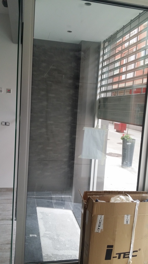 Entrada bajo comercial