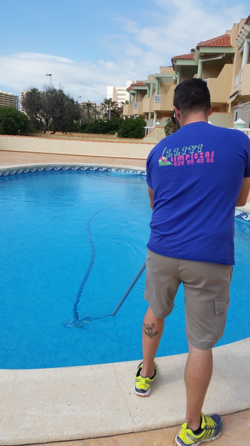 limpiando  piscinas