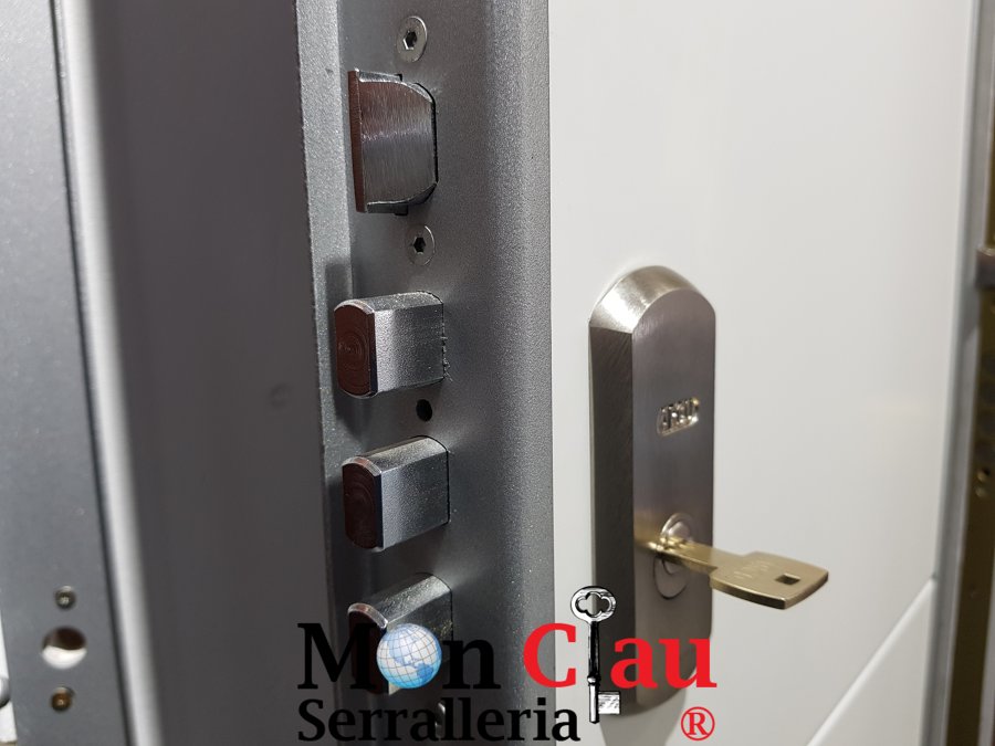 Puerta blindada con un extra de seguridad con nuestras cerradura ARCU