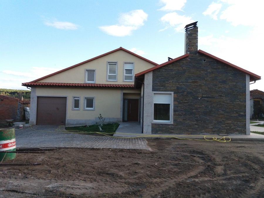 Casa moderna y con piedra natural