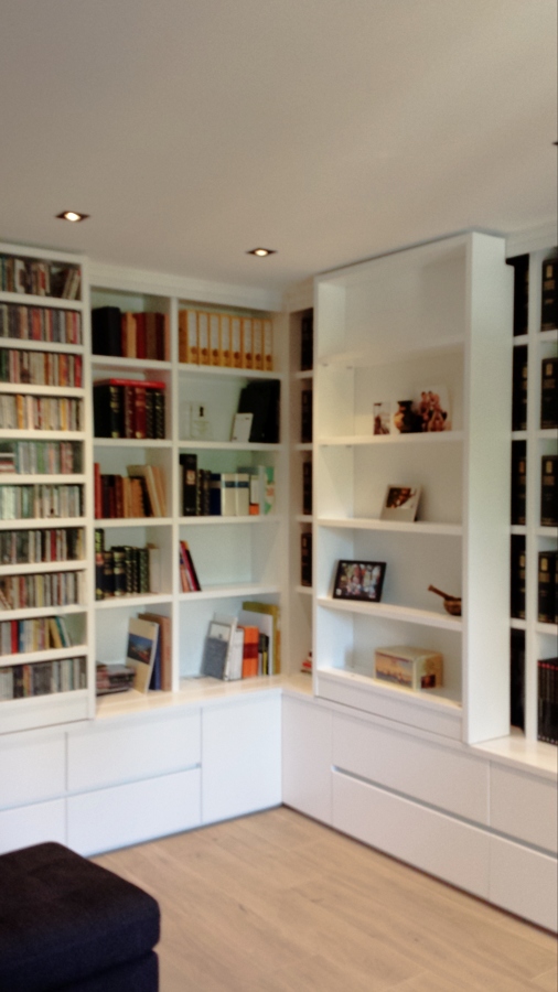 Estantería corredera con cajones