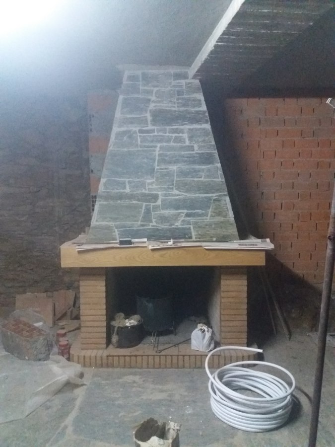 Chimenea piedra natural y ladrillo reflectario