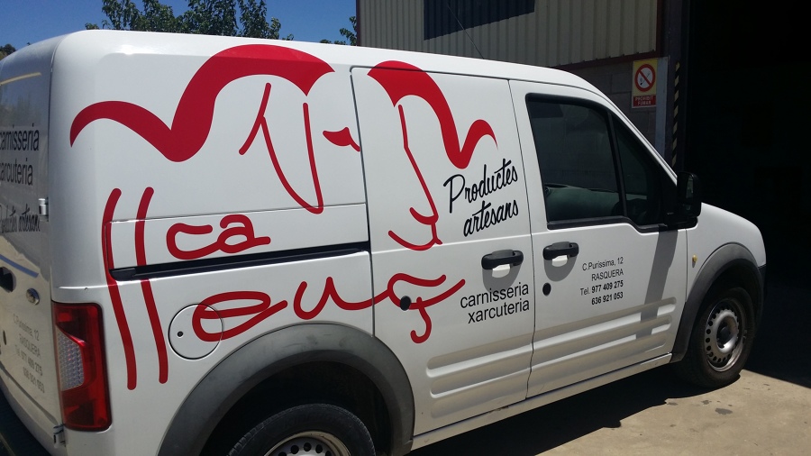 Furgoneta rotulada con vinilo de corte.