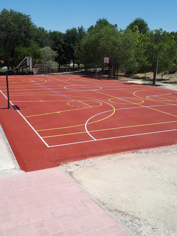 Pista polideportiva acabada en pavimento poroso
