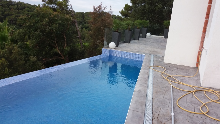 Recien acabados piscina y la terasa de hormigon impreso