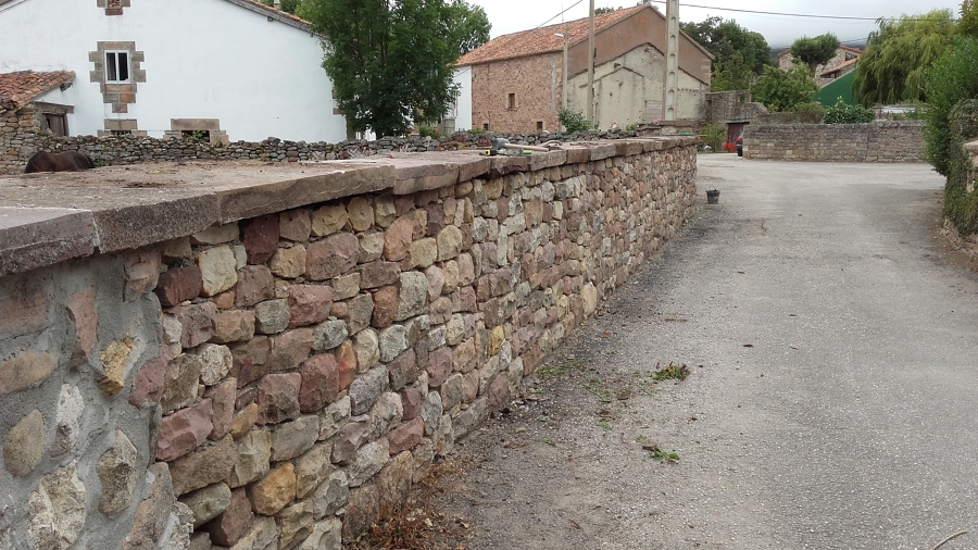 MURO DE MAMPOSTERÍA CON ALBARDILLA