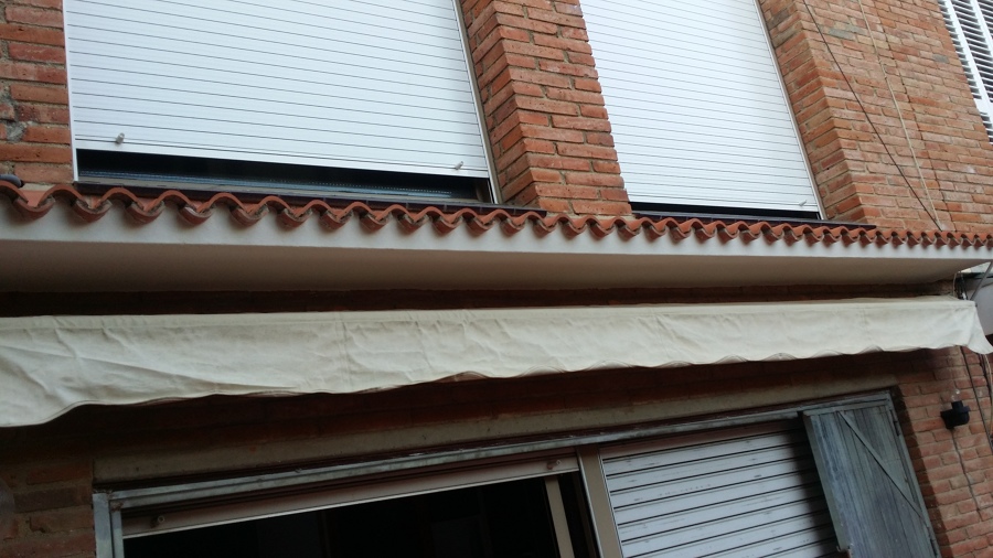 contrucción de cornisa con tejas