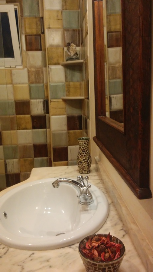 Baño 15x15 estucado rústico terminación