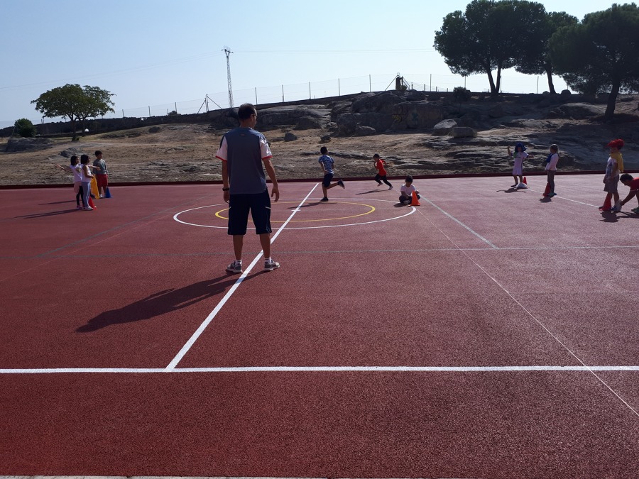 Pista acabada en pavimento poroso