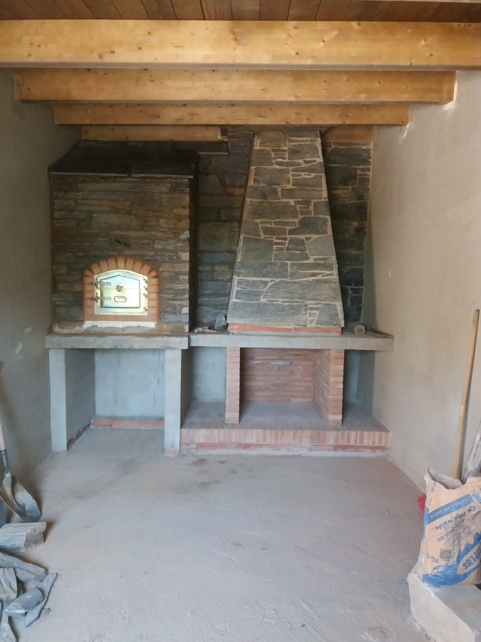 Horno y chimenea con piedra natural y ladrillo reflectario