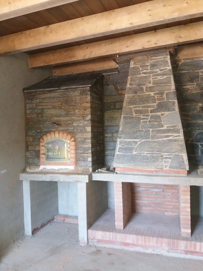 Chimenea y horno piedra natural y ladrillo reflectario