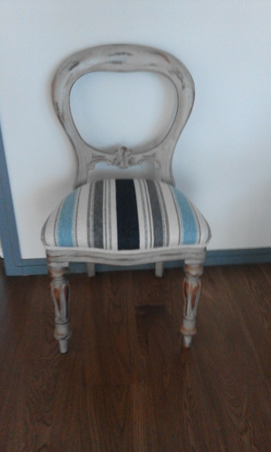 Silla pintada estilo decapé