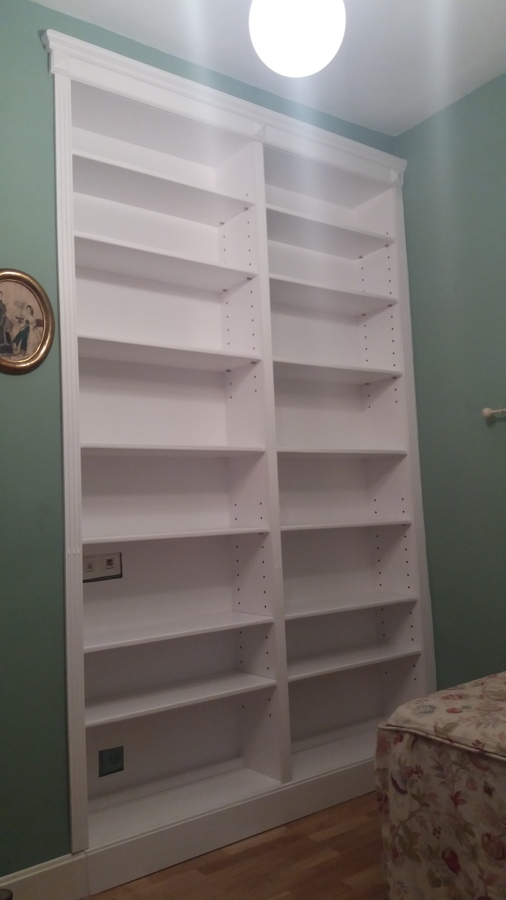 Librería regulable a medida y lacada