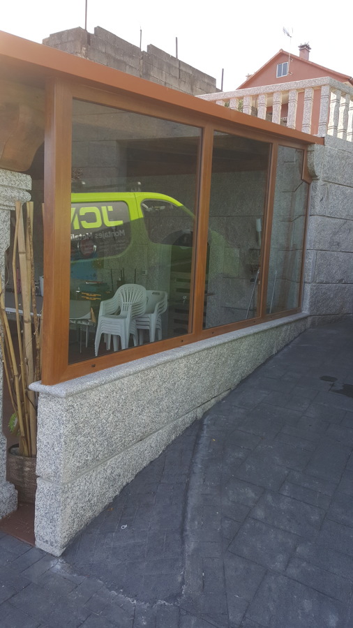 Fijo con quiebro y en caída.  Pvc folio madera.