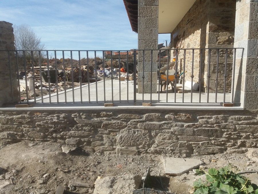Piedra natural y vallado de hierro