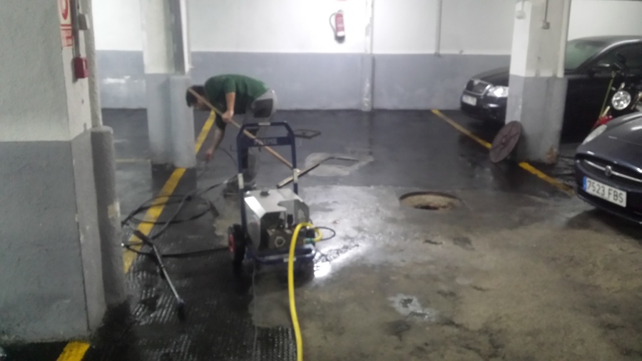 Limpiando garaje con hidrolimpiadora