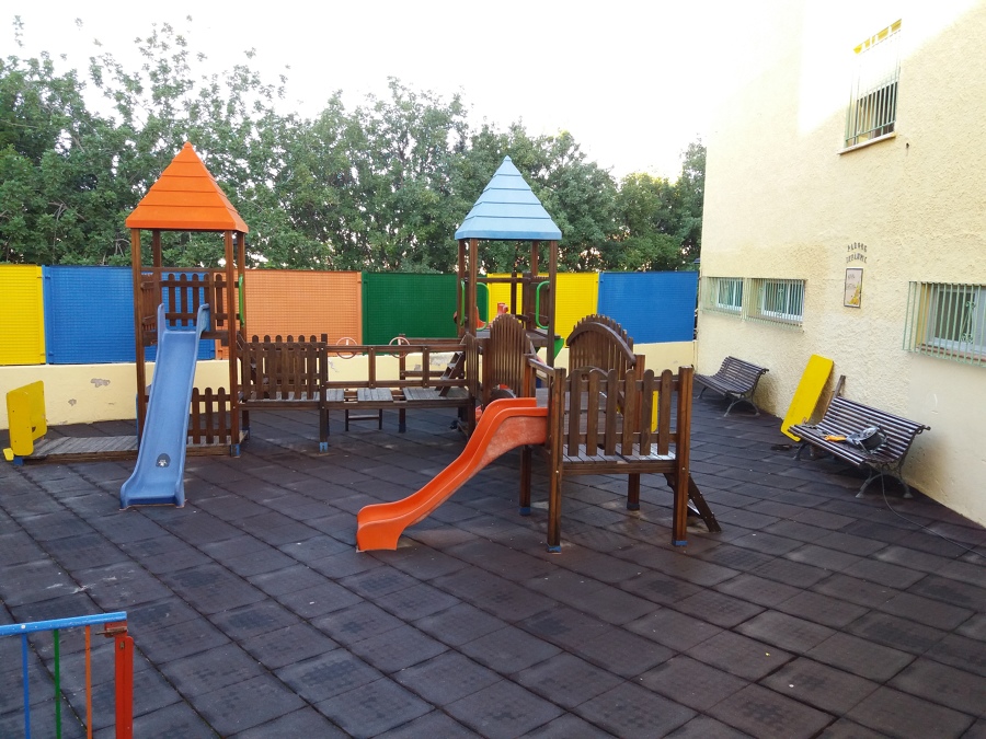 Restaurar y pintar parques infantiles.