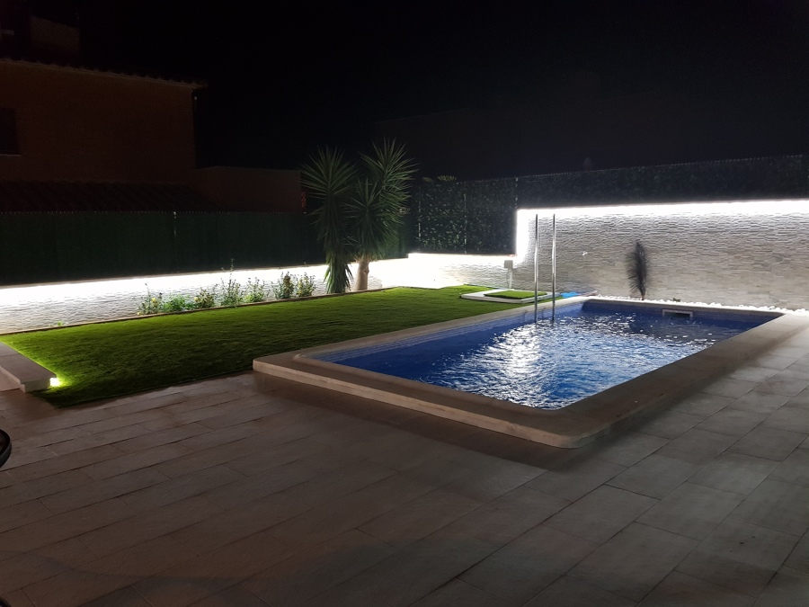 Piscina y jardin