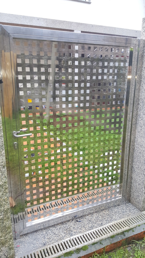 Portal inox. Chapa troquelada